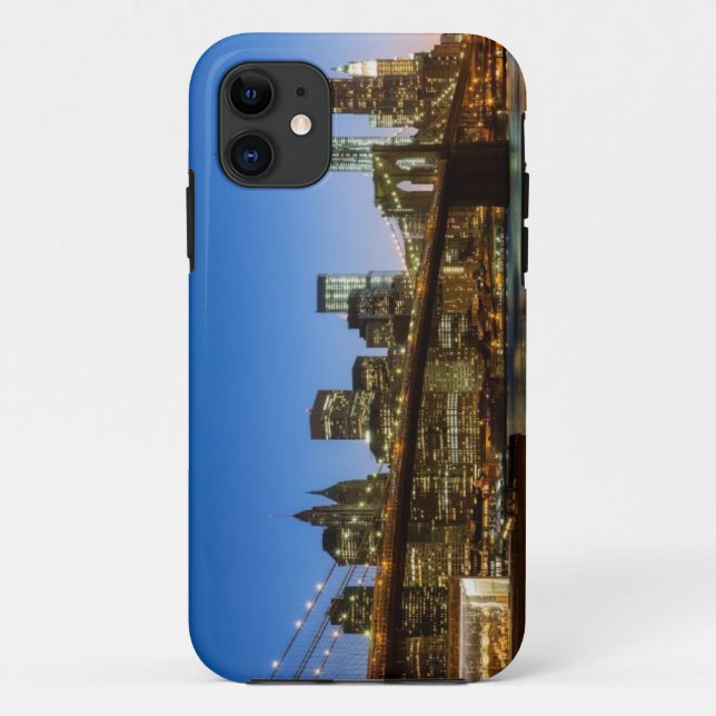 Capa Para iPhone 11 Ponte de Manhattan e de Brooklyn no crepúsculo (Verso)