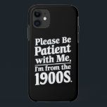Capa Para iPhone 11 Por favor, seja paciente comigo que sou dos anos 1<br><div class="desc">Por favor,  seja paciente comigo que sou dos anos 1900</div>