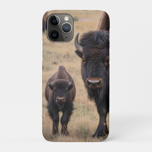 Capa Para iPhone 11 Pro "Amor Selvagem: O Bison e o Seu Vitelo" (Verso)