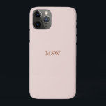 Capa Para iPhone 11 Pro Chic das iniciais personalizadas de monograma cor-<br><div class="desc">As iniciais do monograma de nome personalizado elegante pincelam a capas de iphone de cor comum sólida rosa. Minimalista, simples, moderno, na moda design. Texto serif personalizável com rosa poeirento em fundo de cor simples rosa-claro e roxo.</div>