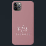 Capa Para iPhone 11 Pro Max Futuro, Sra. Dusty Rosa Chic Script Bride<br><div class="desc">A futura Sra. capa de telefone com uma elegante caligrafia manuscrita branca num fundo rosa poeirento. Celebre seu casamento em estilo com um toque de simples elegância. Basta adicionar seu nome a este design feminino na moda chic. Desenvolvido exclusivamente para você pelo Happy Dolphin Studio. Se precisar de ajuda ou...</div>