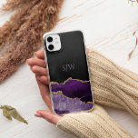 Capa Para iPhone 11 Pro Max Glitter Dourado do Monograma de Agato Roxo<br><div class="desc">Este elegante design apresenta uma imagem agata de aquarela em três tons de roxo,  decorado com veias brilhantes douradas falsas. Personalize-o com suas iniciais de monograma em fontes de serifa púrpura pálida.</div>