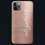 Capa Para iPhone 11 Pro Max Script Personalizado Metálico Dourado Moderno Rosa<br><div class="desc">Esta capa de telefone de tendências apresenta um design de fundo moderno de folha metálica esfregada a rosa dourada. Personalize-o com seu nome sendo executado verticalmente no lado direito em um script de escrita manual branco.</div>
