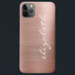 Capa Para iPhone 11 Pro Max Script Personalizado Metálico Dourado Moderno Rosa<br><div class="desc">Esta capa de telefone de tendências apresenta um design de fundo moderno de folha metálica esfregada a rosa dourada. Personalize-o com seu nome sendo executado verticalmente no lado direito em um script de escrita manual branco.</div>