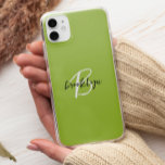 Capa Para iPhone 11 Pro Monograma de Script Branco Preto do Verde limão de<br><div class="desc">Esta elegante capa de telefone personalizada apresenta um monograma e primeiro nome em modernos roteiros preto e branco sobre um fundo de verde limão de tendências.</div>
