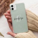Capa Para iPhone 11 Pro Monograma de Script Branco Verde Preto da Trendy S<br><div class="desc">Esta elegante capa de telefone personalizada apresenta um monograma e primeiro nome em uma escrita moderna em preto e branco sobre um fundo verde da moda.</div>