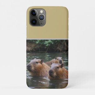 Capa Para iPhone 11 Pro Natação dos capivaras no rio,