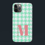 Capa Para iPhone 11 Pro Padrão de som da Pepita Branca do Monograma<br><div class="desc">Evergreen elegante e clássico padrão de tecido,  apresentando padrão pepita / houndstooth em verde pastel,  menta e combinação de cores brancas. Pepita houndstooth Brown Case</div>