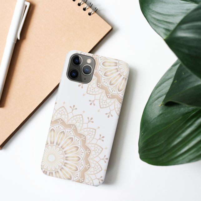 Capa Para iPhone 11 Pro Padrão Elegante Dourado de Mandala em Branco (Elegant Gold Mandala Pattern on White Case-Mate iPhone Case)