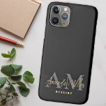 Capa Para iPhone 11 Pro Personalizado Com Nome Dourado Monograma Moderno P<br><div class="desc">Apresentando a capas de iphone Personalizada com o Nome Dourado do Monograma Moderno Preto - um acessório sofisticado e personalizável que combina o talento personalizado com proteção telefônica premium. Esta capa de telefone monográfica apresenta um nome personalizado e um monograma em um script cursivo manuscrito de na moda, criando uma...</div>