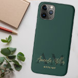 Capa Para iPhone 11 Pro Personalizado Com Nome Monograma Moderno Dourado V<br><div class="desc">Apresentando a Capa de telefone Personalizada com o nome Emerald Green Dourado Modern Monograma - um acessório sofisticado e na moda que combina personalização com proteção para seu dispositivo. Esta capa de telefone monográfica apresenta um elegante script cursivo manuscrito com o seu nome personalizado num esquema luxuoso de cor verde...</div>
