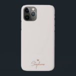 Capa Para iPhone 11 Pro Presente Personalizado Coração Minimalista Tom Ter<br><div class="desc">Este design personalizado de capa de telefone boho apresenta um coração fofo e texto com nome em cores neutras. Faça uma capa de telefone única com sua inicial / nome. É um presente personalizado legal e único para alguém especial ou para você mesmo. Se você quiser alterar as fontes ou...</div>