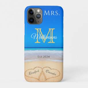 Capa Para iPhone 11 Pro Sra. Beach Wedding Hearts in Sand Family Monograma