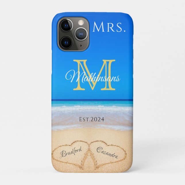 Capa Para iPhone 11 Pro Sra. Beach Wedding Hearts in Sand Family Monograma (Verso)