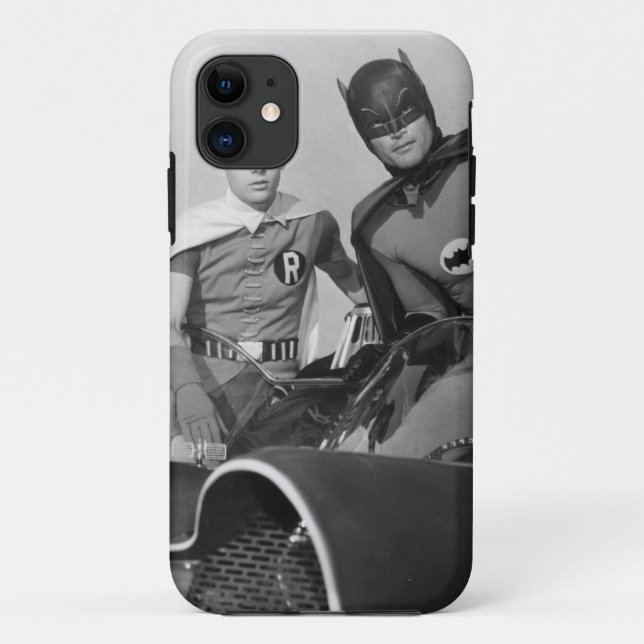 Capa Para iPhone 11 Robin e Batman em Batmobile (Verso)