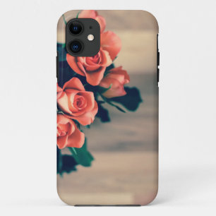 Capa Para iPhone 11 Rosas rosa em uma comida de madeira.