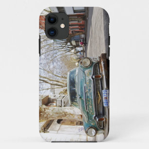 Capa Para iPhone 11 Um carro antigo enferrujado e de cor escamosa esta