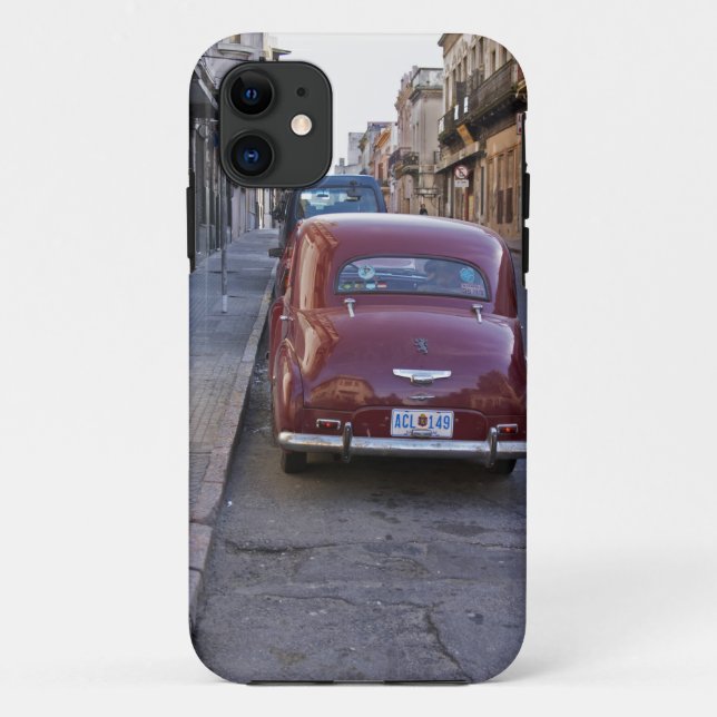 Capa Para iPhone 11 Um carro clássico de Peugeot vermelho estacionado  (Verso)
