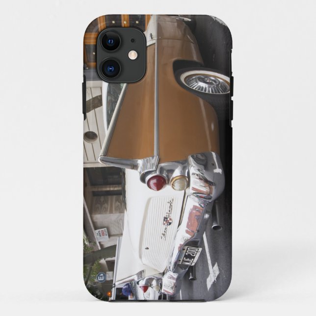Capa Para iPhone 11 Um carro clássico Studebaker Silver Hawk estaciona (Verso)