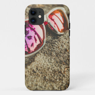 Capa Para iPhone 11 Um par de óculos de sol elegantes na praia