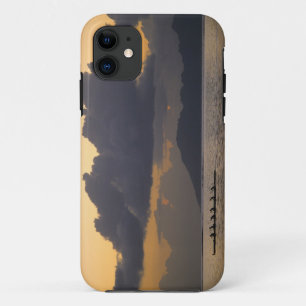 Capa Para iPhone 11 Uma equipe de canoa outrigger pratica na costa