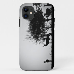 Capa Para iPhone 11 Uma imagem de alguns cervos na névoa da manhã