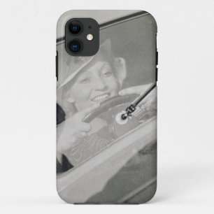 Capa Para iPhone 11 Uma mulher que conduz, c.1930s (fotogravura)