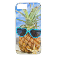 abacaxi com óculos de sol na areia