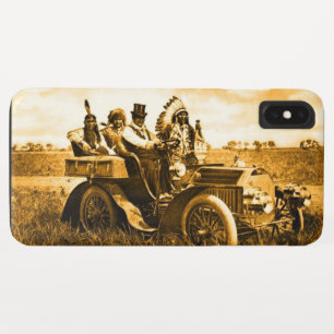CAPA PARA iPhone XS MAX APACHES E GERONIMO CONDUZINDO UM CARRO A MOTOR