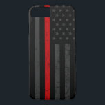Capa iPhone 8/7 Bandeira suja escura do bombeiro<br><div class="desc">Um exemplo do companheiro das capas de iphone que caracteriza uma obscuridade afligiu a bandeira do sapador-bombeiro do estilo.</div>
