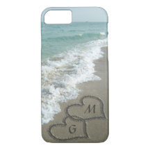 Corações de areia personalizados na praia