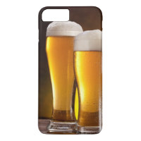 Dois copos de cervejas em uma mesa de madeira
