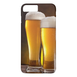 Capa iPhone 8 Plus/7 Plus Dois vidros das cervejas em uma mesa de madeira