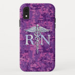 Capa Para iPhone XR Enfermeira Registrada RN Silver Caduceus Fuchsia C<br><div class="desc">O design de Símbolo Médico do Estilo Cromo Simbólico Caduceus apresentado aqui num fundo de camuflagem digital cor-de-rosa fuchsia. Os cobras caduceus são feitos para parecerem feitos de cromo. Bom para a formatura, para a sua profissão, ou para um presente com aquele olhar médico que você está procurando. Use o...</div>