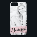 Capa iPhone 8/7 Foto personalizada personalizada de cor d'água cor<br><div class="desc">Design personalizado moderno com sua foto favorita. Pincel de aquarela cor-de-rosa-claro com seu nome nele. fonte do script na moda.</div>