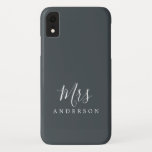 Capa Para iPhone Da Case-Mate Futuro, Sra. Black White Chic Bride<br><div class="desc">A futura Sra. capa de telefone com um guião branco-chic num fundo preto. Celebre seu casamento em estilo com um toque de elegância simples de preto e branco. Basta adicionar seu nome a esta design na moda feminina. Desenvolvido exclusivamente para você pelo Happy Dolphin Studio. Se precisar de ajuda ou...</div>