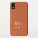 Capa Para iPhone Da Case-Mate Futuro Sra. Burnt Orange Chic Bride<br><div class="desc">A futura Sra. capa de telefone com uma elegante caligrafia manuscrita branca num fundo laranja queimado. Celebre seu casamento em estilo com um toque de simples elegância. Basta adicionar seu nome a este design feminino na moda chic. Desenvolvido exclusivamente para você pelo Happy Dolphin Studio. Se precisar de ajuda ou...</div>