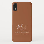 Capa Para iPhone Da Case-Mate Futuro, Sra. TerraCotta Chic Script Bride<br><div class="desc">A futura Sra. capa de telefone com uma elegante caligrafia manuscrita branca num fundo de terracota. Celebre seu casamento em estilo com um toque de simples elegância. Basta adicionar seu nome a este design feminino na moda chic. Desenvolvido exclusivamente para você pelo Happy Dolphin Studio. Se precisar de ajuda ou...</div>