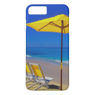 Capa iPhone 8 Plus/7 Plus Guarda-sol amarelo e cadeiras em praia imaculada