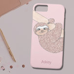Capa iPhone 8/7 Leve Cor-de-Rosa Leve Nome Largura Monograma Girly<br><div class="desc">Você ama preguiças? Esta capa de telefone fofa é decorada com uma preguiça-brilhante rosa-pincelada pendurada num galho. Você pode personalizar esta capa de telefone mudando o nome para o seu ou o de um companheiro amante de preguiça para fazer dela um presente perfeito. Você também pode mudar o nome para...</div>