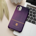 Capa Para iPhone Da Case-Mate Monograma elegante de luxo, monograma, com brilho<br><div class="desc">Escritório clássico de aparência exclusiva ou capa de telefone monofilizada pessoal com um quadrado falso de ouro metálico em cobre com suas iniciais de nome de monograma e uma faixa espumante sobre um fundo de couro falso de indigo na moda púrpura. Adequado para pequenas empresas, profissionais empresariais ou independentes, especialistas...</div>