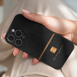 Capa Para iPhone Da Case-Mate Monograma preto elegante de ouro luxo<br><div class="desc">Escritório clássico de aparência exclusiva ou capa de telefone monofilizada pessoal com um quadrado fino de ouro metálico em cobre com suas iniciais de nome de monograma e uma faixa espumante sobre um fundo de couro preto na moda. Adequado para pequenas empresas, profissionais empresariais ou independentes, especialistas em marcas pessoais...</div>