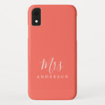 Capa Para iPhone Da Case-Mate Noiva de Scripts Chic da Sra. Vibrant Coral<br><div class="desc">A futura Sra. capa de telefone com guião branca em um fundo de coral. Celebre seu casamento em estilo com um toque de elegância de coral tropical. Basta adicionar seu nome a esta design na moda feminina. Desenvolvido exclusivamente para você pelo Happy Dolphin Studio. Se precisar de ajuda ou produtos...</div>