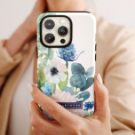 Capa Para iPhone Da Case-Mate Nome Personalizado das Flores Brancas Clássicas<br><div class="desc">Esta capa de telefone personalizada de flores brancas clássicas é o presente perfeito para ela. O elegante design floral apresenta marfim macio e anêmonas e peônias com toques de flores azuis-rosadas-periwinkle e folhagem verde. Personalize o caso com seu primeiro ou sobrenome.</div>