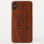 Capa Para iPhone XS Max Símbolo Gemini Zodiac em Mahogany como Decor<br><div class="desc">Um símbolo Gemini zodiac em um grão marrom de madeira de mogno como fundo de impressão. Um design clássico de estilo rico para uma ideia de presente de aniversário personalizada de excelente. Use o link "Perguntar a este Designer" para entrar em contato conosco com suas solicitações especiais de design ou...</div>