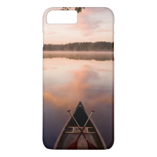 Capa Para iPhone Da Case-Mate Uma canoa repousa na costa do Lago Pawtuckaway