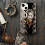 Capa iPhone 8/7 Vintage Damask Rosa e Lace w/Name<br><div class="desc">Elegante design formal com moldura de prata ornamentado com espaço para personalização, aglomerado de rosas de vintage em rosa e burgandy com fita, chave de esqueleto antiga e pingente de retrato com joias suspensas. O plano de fundo apresenta uma aflição negra e de roupas com bordas esculpidas de ornamentado. Nota:...</div>