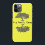 Capa Para iPhone Da Case-Mate Capa de telefone - Árvore da família e nome<br><div class="desc">Nome da família entre dois carvalhos refletidos que representam a árvore da sua família. Personalizar/Editar para alterar a cor de fundo (o padrão é amarelo).</div>