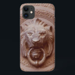 Capa Para iPhone Da Case-Mate Capa de telefone - Batedor da porta do leão<br><div class="desc">A cabeça do leão. Detalhes de fechamento de um puxador/batente de porta. Ele está segurando um anel na boca.</div>