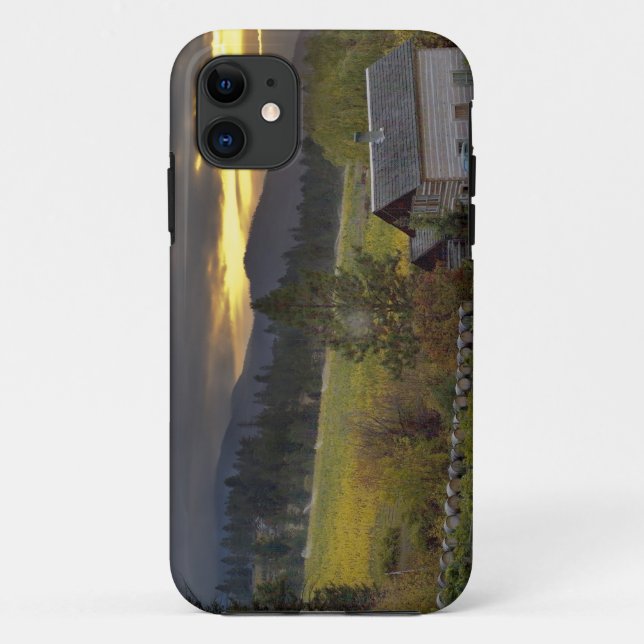 Capa Para iPhone Da Case-Mate Céu do pôr do sol sobre vinhas e cabana de toras h (Verso)